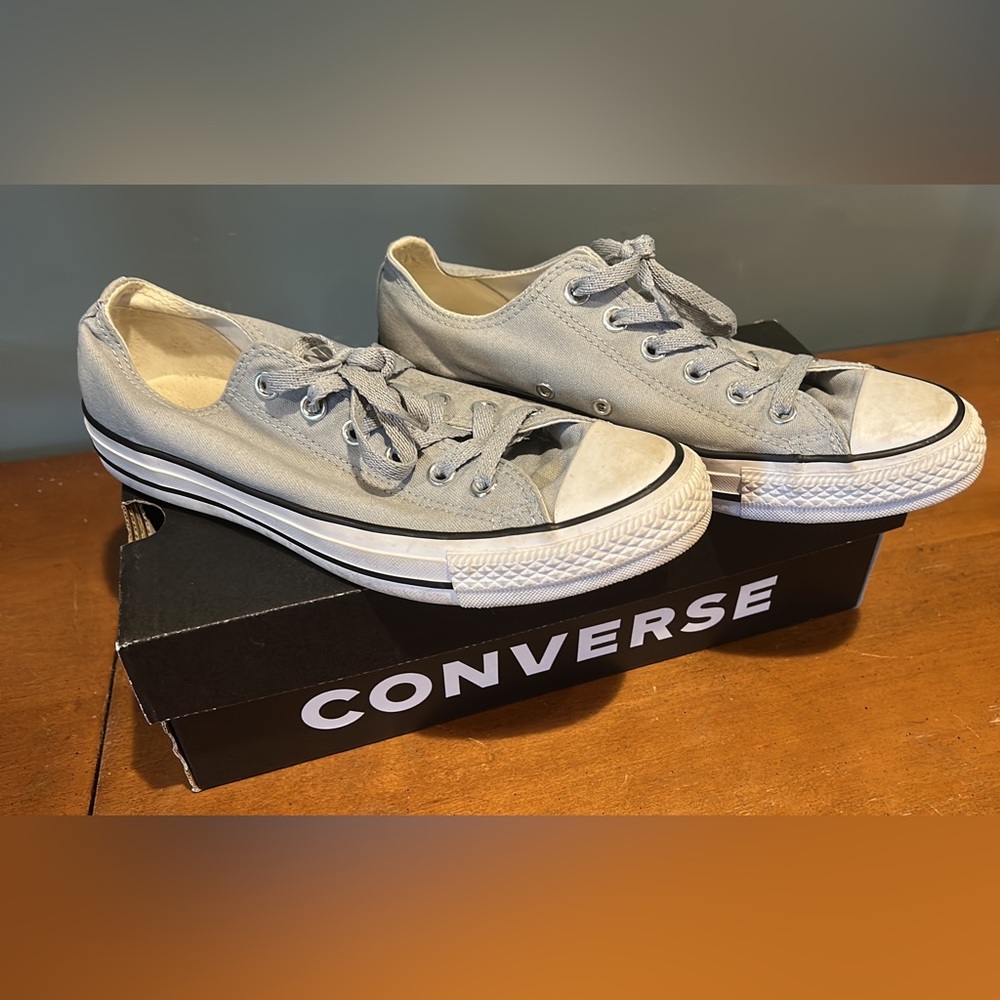 Women’s converse shoe. Men’s size 6 women’s size 8